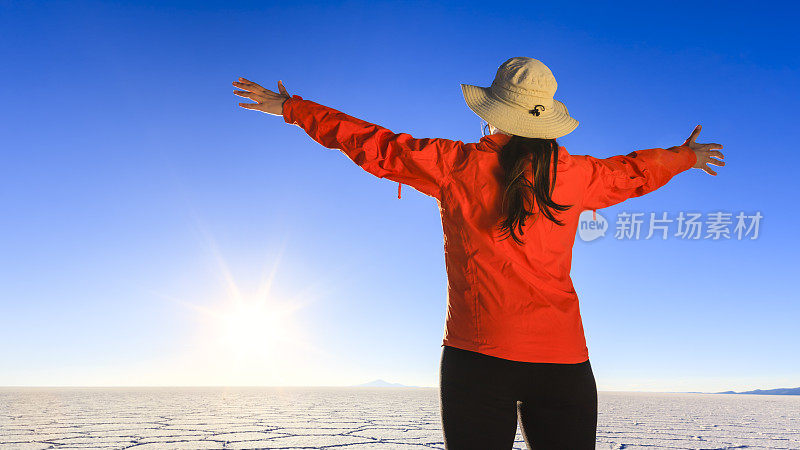 女游客在Salar de Uyuni, Altiplano，玻利维亚